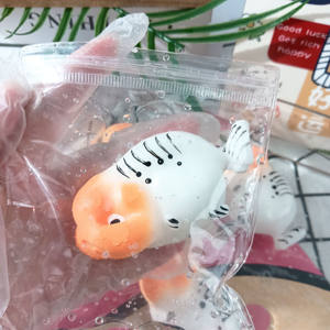 Juguete Antiestrés de Goma TPR Suave con Forma de Pez Dorado Lan Shou - Product Image 1