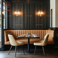 Ensemble de mobilier de restaurant moderne et écologique : banquette en cuir marron foncé en forme de L, tables carrées et chaises-canapés pour café et salle à manger