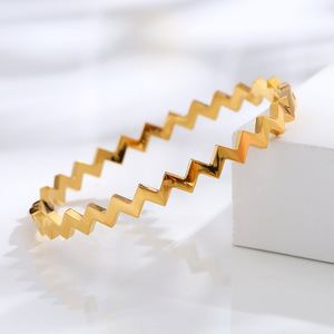 Bracelet jonc unisexe en acier inoxydable plaqué or 18 carats, motif vague en Z, bijoux de mode en gros, accessoires cadeaux 2026 - Product Image 4