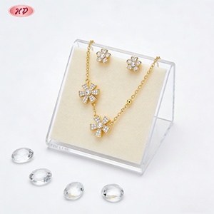 เครื่องประดับเฮงเตี้ยน ชุดเครื่องประดับแฟชั่นชุบทอง 18K ลายโคลเวอร์และหัวใจ ประดับเพชรซิคอนเกรด AAA ขายส่ง สำหรับผู้หญิง ใส่ได้ทุกวัน/ออกเดท/งานปาร์ตี้ - Product Image 6