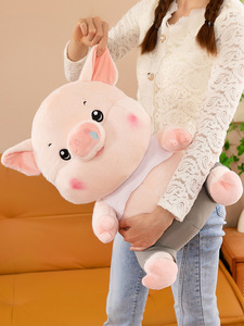 Peluche cochon assis JM mignon, jouet en peluche doux et habillé, jouet créatif cochon rose en peluche - Product Image 3