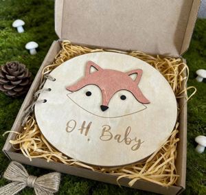 Livre de souvenirs de fête avec couverture en bois ronde de qualité supérieure, idéal comme cadeau de naissance pour les nouveaux parents - Product Image 1