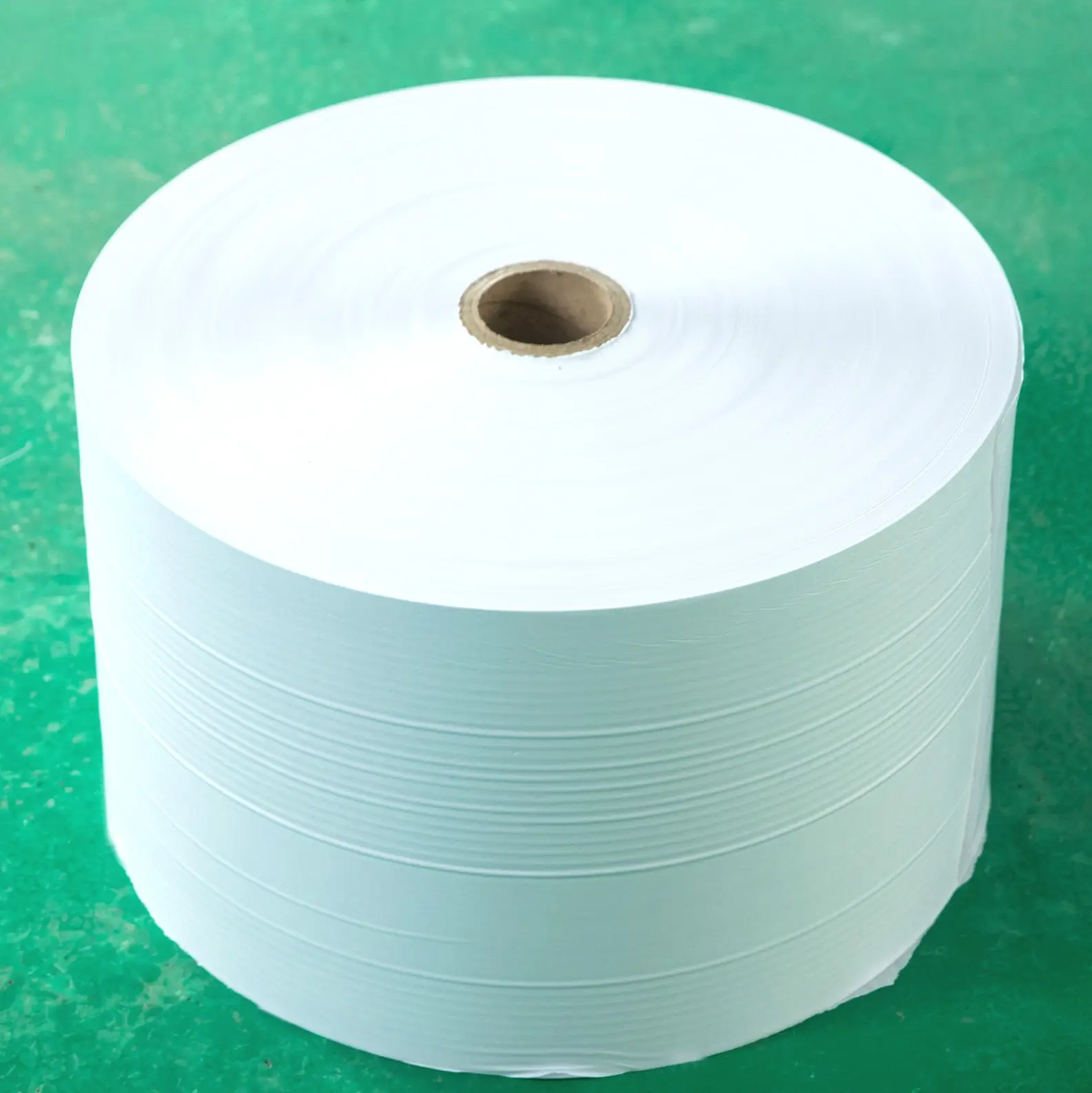 Yüksek kaliteli PE kaplı 30gsm-80gsm beyaz kraft kağıt jumbo rulo kağıt