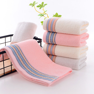 Serviette en coton pur Kim Ryan 34x74cm, motif brodé, serviette de toilette pour la maison - Product Image 2