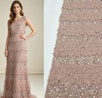 Tulle de luxe à franges horizontales en maille, orné de cristaux et de sequins de tailles variées, brodé de perles, pour robes de haute couture et tenues de soirée.