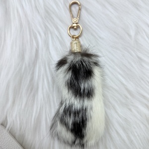 Porte-clés créatifs faits à la main en forme de patte de lapin porte-bonheur, couleur naturelle, de la marque U.S. Toy - Product Image 6