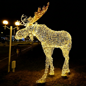 Les lumières de rennes dorés créent une scène de fête élégante pour les jardins d'hôtels, les centres commerciaux et les places publiques de la ville. - Product Image 1