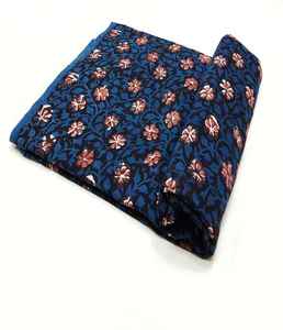 Tissu en coton fait main avec motif artistique imprimé à la main, idéal pour les vêtements, la décoration intérieure et l'artisanat - Product Image 1