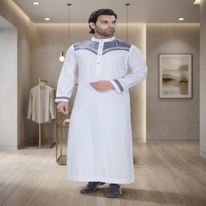 Túnica Blanca para Hombre con Paneles Azul Marino en los Hombros, Puños en Contraste, Cuello Alto, Manga Larga, Túnica Tradicional Árabe - Product Image 3