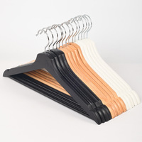 Cintres personnalisés de marque, élégants et luxueux, en bois de couleur naturelle