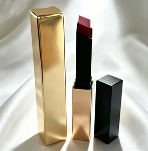 Lápiz labial en tubo dorado con textura mate aterciopelada para iluminar el tono de la piel, resistente al agua y de larga duración, opciones clásicas en varios colores. - Product Image 1