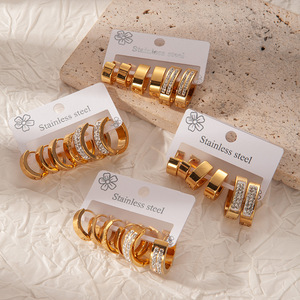 <span class=keywords><strong>Set</strong></span> di 3 Paia di <span class=keywords><strong>Orecchini</strong></span> <span class=keywords><strong>a</strong></span> <span class=keywords><strong>Cerchio</strong></span> di Lusso Leggero in Acciaio Inossidabile Dorato con Zirconi per Donna - Product Image 1