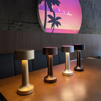 Lámpara de Mesa Inalámbrica de Metal de 5200 mAh con Cargador Inalámbrico Qi y Control Remoto, Lámpara Recargable Moderna para Hotel y Restaurante