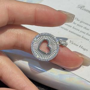 จี้รูปหัวใจเงินแท้ S925 เครื่องประดับวินเทจน้ำหนักเบาเรียบง่ายพร้อมดีไซน์เฉพาะและลวดลาย จี้รูปหัวใจสุดหวานและเท่ - Product Image 1