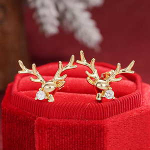 Boucles d'oreilles clous rennes de Noël pour femmes, design festif et charmant, accessoires d'hiver - Product Image 1