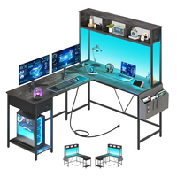 Grand bureau d'ordinateur de bureau réversible en forme de L avec prise de courant et bureau de jeu Pegboard avec lumières LED et plateau pour clavier
