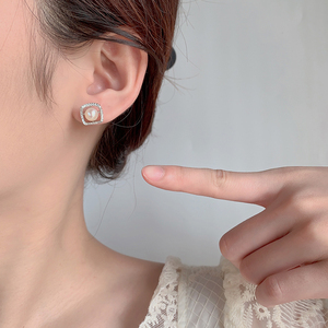 KAMMY Boucles d'oreilles clous tendance pour femme 6-6,5 mm, plaqué rhodium et platine, imitation perle avec design géométrique - Product Image 2