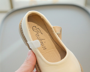 Petites chaussures en cuir pour filles le dernier modèle de printemps et d'automne Chaussures de princesse à semelle souple pour enfants Chaussures simples de performance pour filles - Product Image 4