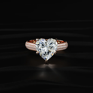 Bague de fiançailles en or fin avec halo caché, ornée d'une pierre centrale éblouissante, parfaite pour symboliser l'amour véritable et l'élégance - Product Image 2