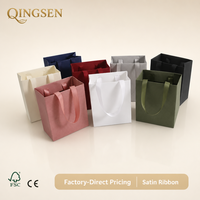 Sacs cadeaux vierges personnalisables avec huit nuances de couleurs, poignées en ruban de satin, format portrait, lot en gros pour boutiques et commerces de détail