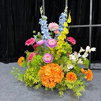 Arrangement de centre d'allée de luxe rose vif de haute qualité, plantes, guirlande de verdure, fleurs sauvages