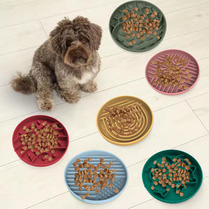 Bol anti-étouffement pour chien à alimentation lente de Noël, en silicone rond avec ventouse, tapis à lécher, motif solide, écologique, étanche IPX5 - Product Image 2
