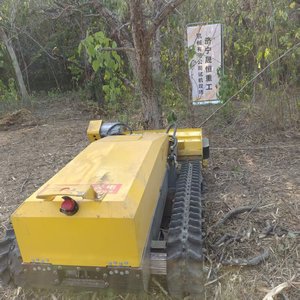 Machine télécommandée pour le défrichement et <span class=keywords><strong>la</strong></span> coupe de l'herbe sur terrain montagneux ; Machine économique pour l'élimination des forêts, de l'herbe et des arbustes - Product Image 1