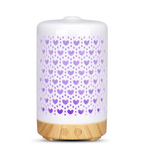 Difusor de Aroma Creativo de Cerámica en Forma de Corazón, 0.5L, Base Blanca con Base de Madera con Vetas Claras, Humidificador de Aceites Esenciales, Luz Nocturna - Product Image 1
