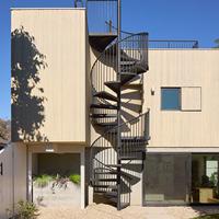 Escalier en spirale extérieur thermolaqué avec empreinte compacte et main courante circulaire en acier pour projets extérieurs
