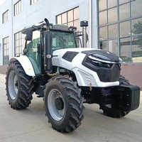 Le tracteur de 160 CV avec moteur diesel turbocompressé, un grand réservoir de carburant et une longue autonomie, peut être réglé sur plusieurs vitesses