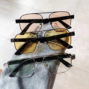 Nouvelles Lunettes de Soleil Carrées à Double Pont Unisexe Monture Dorée Verres Teintés Protection UV 100% Style Urbain Tendance - Product Image 3