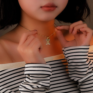 Stile donna in acciaio inox semplice anno serpente 26 alfabeto inglese collana ciondolo forma croce vendita calda commercio estero - Product Image 4