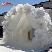 Gapura Pintu Masuk Pernikahan Mewah dengan Bunga Organza Raksasa, Kain Putih Berdraperi, Kanopi Bunga untuk Dekorasi Acara Upacara