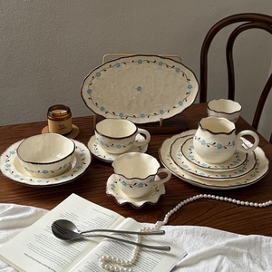 Service de table en céramique bleu floral peint à la main, style campagne française vintage, assiettes en porcelaine faite à la main avec glaçure mouchetée - Product Image 1