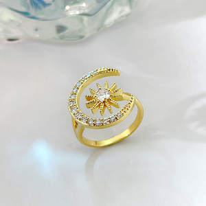 Anillo Ajustable de Luna y Estrella con Circonita Cúbica 3A y Baño de Oro de 18K, al por Mayor - Product Image 3