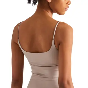 カスタムマッスルショートセットホワイトガールズヨガタンクトップノースリーブトラベルベストジムリブクロップドレス通気性のある女性用ニットタンクトップ