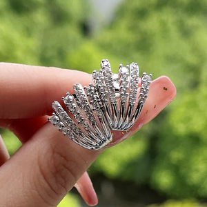 Orecchini a Clip a Forma di Artiglio per Donne, con Accenti di Cristalli, Accessori di Moda - Product Image 4