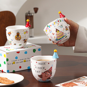 Tazas de café de cerámica con diseño de dibujos animados, con tapa de gorro de fiesta, juego en caja de regalo para celebración de cumpleaños - Product Image 1