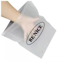Sacs en plastique LDPE personnalisés avec logo transparent imprimé en gravure, fermeture éclair givrée pour l'emballage de vêtements, chaussettes, chaussures et cosmétiques