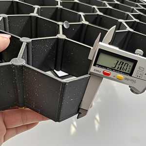 Géocellules en plastique robustes pour allées, grilles de gravier, tapis de sol, grilles efficaces en plastique pour le contrôle de la boue pour les travaux de terrassement - Product Image 1
