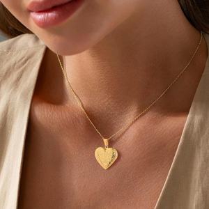 Collier pendentif médaillon cœur en acier inoxydable plaqué or 18 carats avec chaîne longue réglable et compartiment photo rectangulaire, vente en gros - Product Image 4