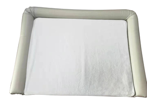 Splendide plateforme de repos rembourrée pour bébé avec serviette à séchage rapide et bande Velcro fiable pour un confort doux et pratique lors du change des couches du nouveau-né - Product Image 3