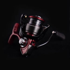 รอกสปินนิ่ง Daiwa Fuego CS LT ตัวเรือนคาร์บอนไฟเบอร์ มือจับอะลูมิเนียมอัลลอย สำหรับตกปลาด้วยเหยื่อปลอม - Product Image 3