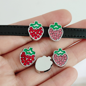 Ciondoli a forma di fragola da 8 mm all'ingrosso, in lega metallica, scorrevoli, per braccialetti per bambini, cinturini e creazione di gioielli da donna - Product Image 1
