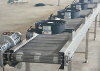 Convoyeur à bande en maille d'acier inoxydable 304 de qualité alimentaire personnalisé avec ventilateurs de séchage et de refroidissement par soufflage d'air pour l'industrie agroalimentaire