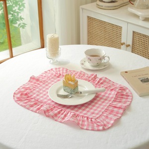 Tovagliette Plissettate di Lusso in Cotone Lavato, Eleganti Sottopiatti Rosa e Bianchi per Pranzo - Product Image 3