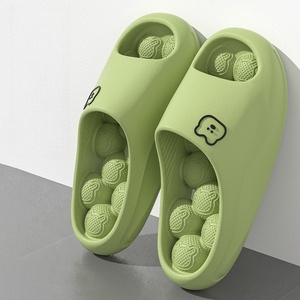 Pantuflas de interior ligeras, transpirables y antideslizantes, hechas de materiales de PVC y PE con un diseño de forro suave a rayas. - Product Image 1