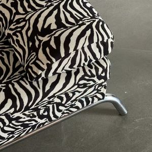 बाहौस मध्य प्राचीन अल्पसंख्यक ज़ेबरा प्रिंट सोफा डिजाइनर स्टेनलेस स्टील रेट्रो तीन-व्यक्ति विला अपार्टमेंट लिविंग रूम सोफा - Product Image 4