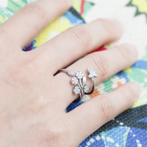 Anello da Donna Regolabile con Micro Incastonature a Farfalla, Gioiello Versatile a Forma di Dente di Leone per Dito Indice, Nuovo Arrivo Europeo - Product Image 5