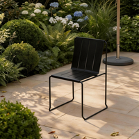 Chaise de salle à manger moderne en gros, résistante à la rouille, avec base en luge, assise en PP et pieds en métal, pour bistrot, extérieur, jardin, café, terrasse